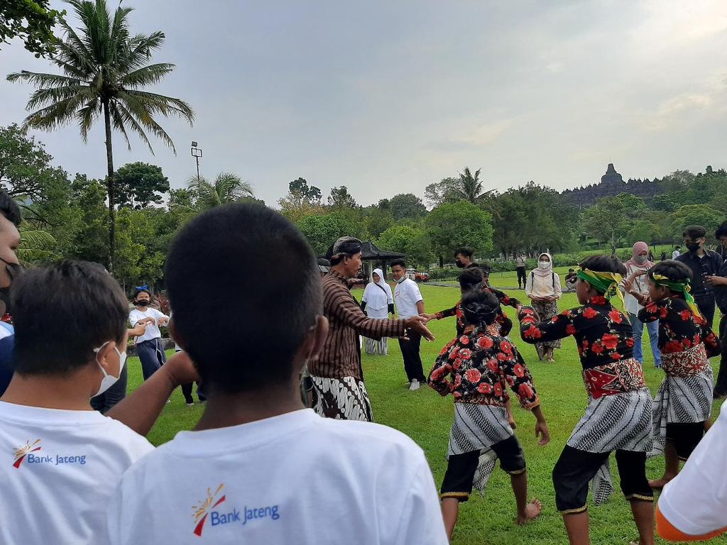 Anak-anak penyandang disabilitas intelektual tampak antusias menari di sela-sela acara Kirab Obor Pesonas 2022 yang melintasi Taman Wisata Candi Borobudur, Sabtu (16/4/2022).