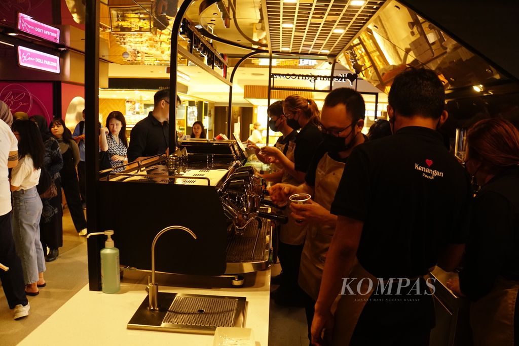 Para barista melayani pelanggan di gerai pertama Kenangan Coffee yang dibuka di lantai B1 mal Raffles City di daerah pusat kota Singapura, Selasa (26/9/2023). Kehadiran Kenangan Coffee di Malaysia dan Singapura telah memberikan pekerjaan kepada lebih kurang 200 orang.