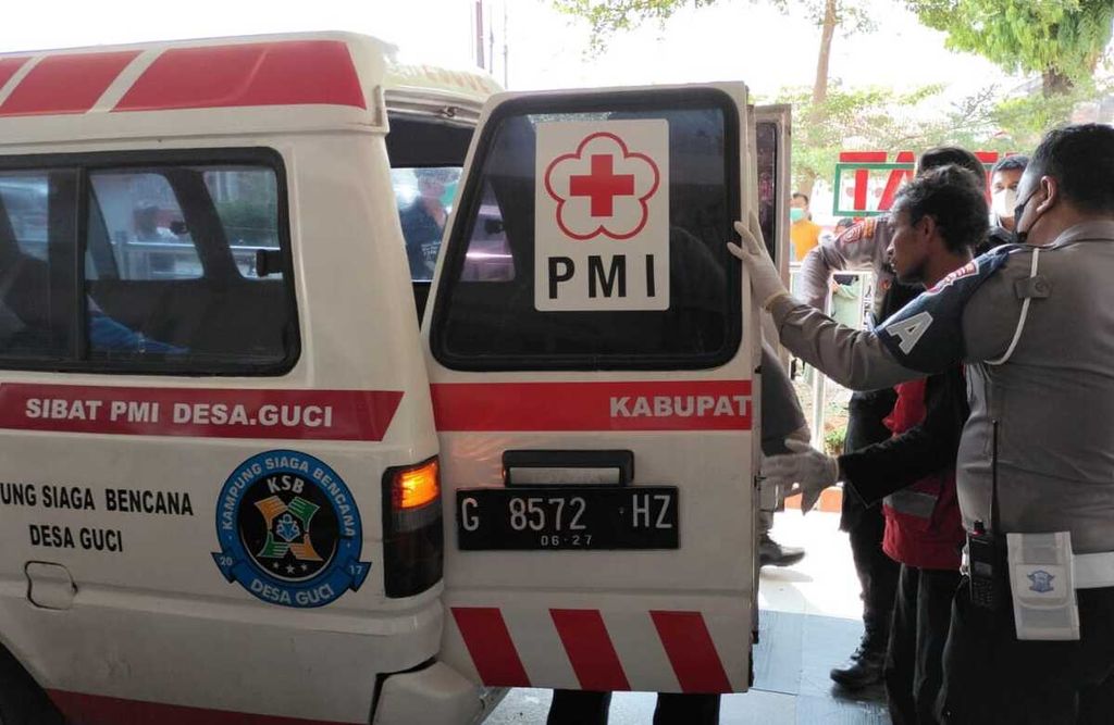 Ambulans yang membawa korban kecelakaan di kawasan Guci, Kecamatan Bumijawa, Kabupaten Tegal, Jawa Tengah, Minggu (7/5/2023) tiba di RSUD Dr Soeselo, Slawi. Dalam kejadian itu, sebanyak satu orang meninggal dunia dan puluhan lainnya luka-luka. 