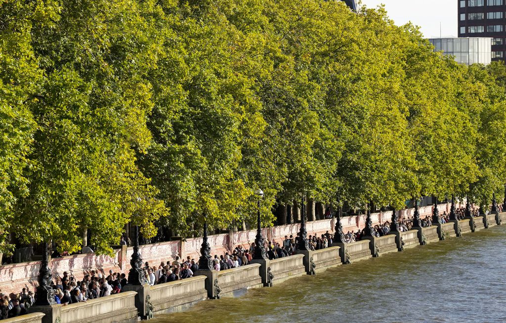 Ribuan orang berbaris untuk memberi penghormatan kepada Ratu Elizabeth II saat disemayamkan di Westminster Hall, London, Inggris, Rabu (14/9/2022). Pemerintah Inggris memperkirakan jumlah pelayat sekitar 750.000 orang.