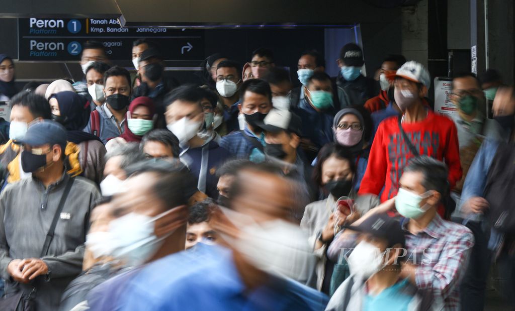 Workers leave Sudirman station, Central Jakarta, to their respective workplaces, Friday (11/19/2021). Not a few workers in Jakarta are the sandwich generation, namely those who have to work to support their families and at the same time have to support the economy of their parents.