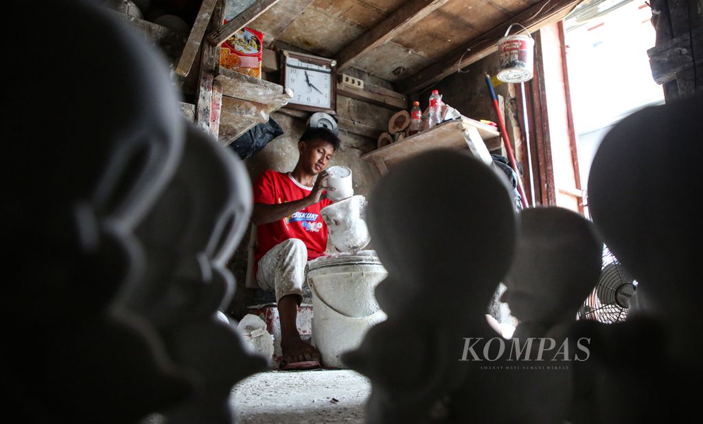 Daski membuat celengan berbahan semen gipsum di rumah produksi celengan dari bahan semen gipsum di Kecamatan Makassar, Jakarta Timur, Selasa (6/2/2024). Dengan tenaga dua pekerja, usaha mikro, kecil, dan menengah (UMKM) ini mampu memproduksi hingga 200 celengan setiap harinya.