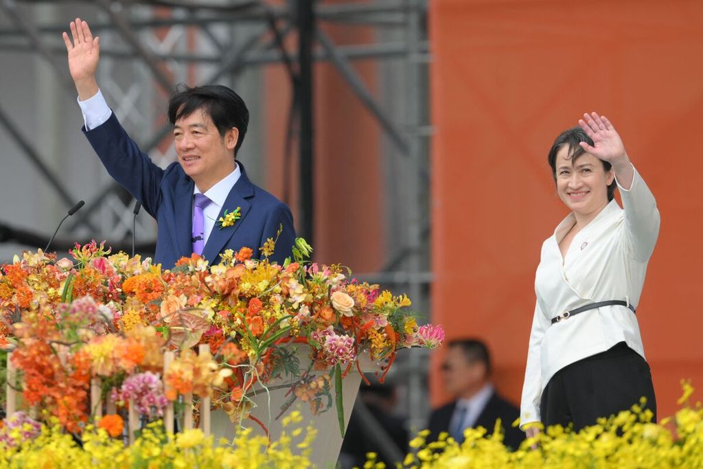 Presiden Taiwan Lai Ching-te (kiri) menyampaikan pidato pelantikan, didampingi Wakil Presiden Hsiao Bi-khim, setelah diambil sumpah dalam upacara pelantikan di Gedung Kantor Kepresidenan di Taipei, Taiwan, Senin (20/5/2024). 