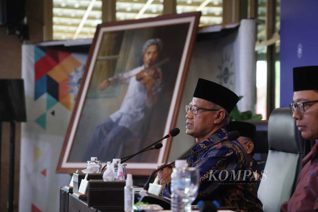 Ketua Umum PP Muhammadiyah Haedar Nashir memberikan keterangan kepada wartawan dalam konferensi pers, Senin (6/2/2023), di kantor PP Muhammadiyah, Yogyakarta. 