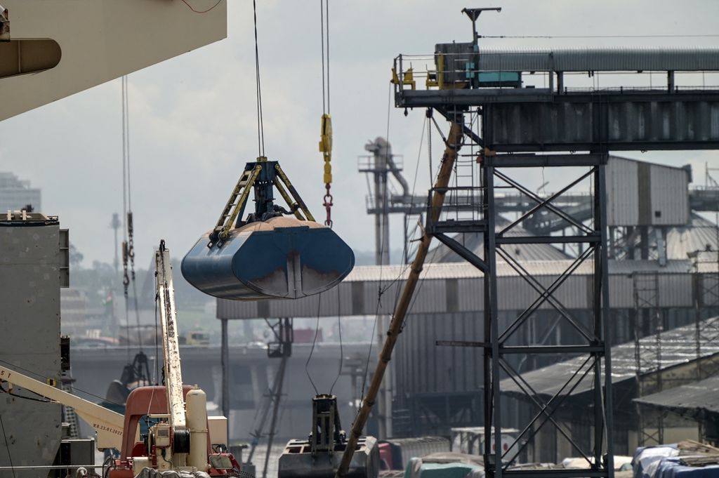 Gandum diturunkan dari kapal di Pelabuhan Abidjan, Pantai Gading, 24 Juni 2022. 