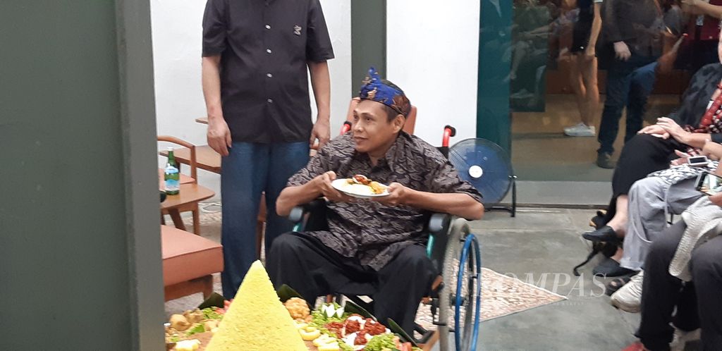 Pelukis kaca Kusdono Rastika (42) asal Cirebon di Pameran<i></i>Cerita Kaca - Perjalanan Seni Lukis Kaca Indonesia di Galeri Dia.Lo.Gue, Kemang, Jakarta, Sabtu (3/2/2024).