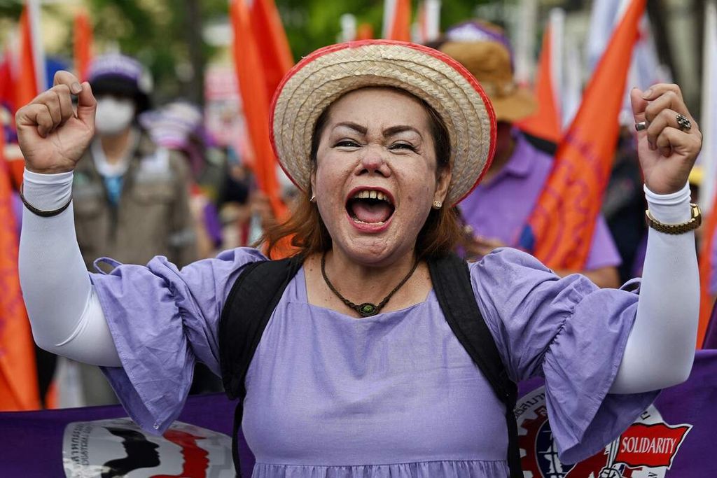 Anggota serikat pekerja Thailand ikut berunjuk rasa menuntut cuti melahirkan yang lebih baik, Jumat (8/3/2024), di Bangkok, Thailand. Unjuk rasa itu bagian dari peringatan Hari Perempuan Internasional.
