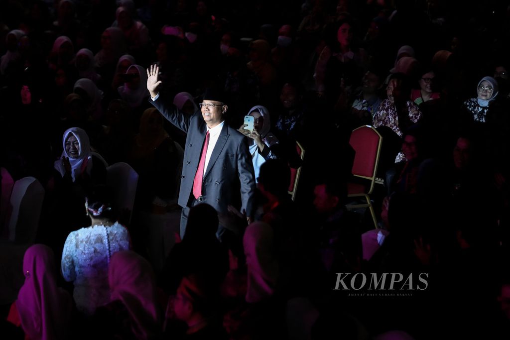 Rektor Universitas Terbuka Ojat Darojat menyalami para hadirin di acara Dies Natalis Ke-39 Universitas Terbuka di Universitas Terbuka Convention Center, Kota Tangerang Selatan, Banten, Senin (4/9/2023).