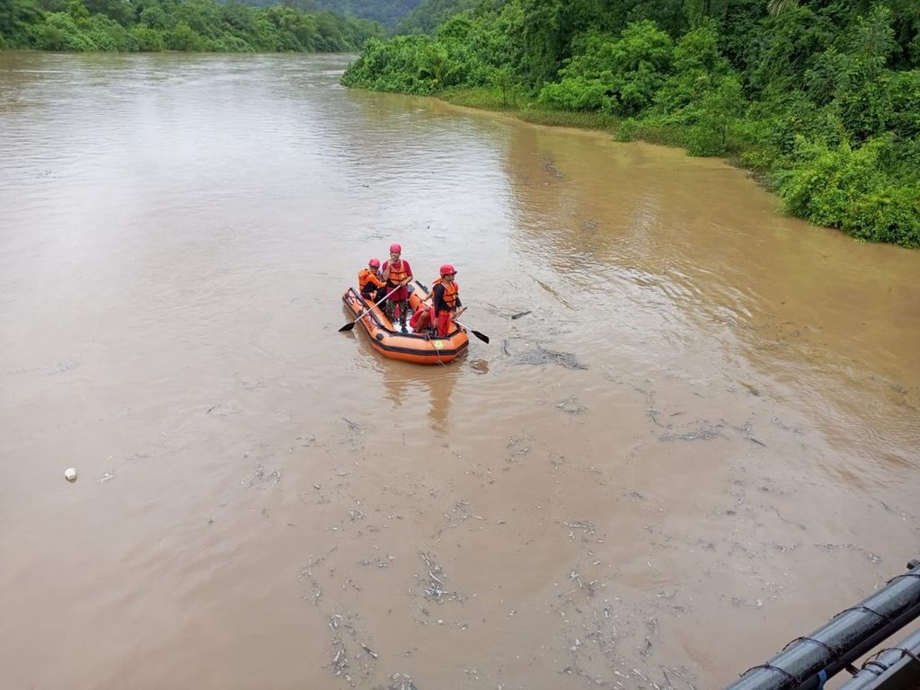 Tim SAR mencari korban yang hilang di obyek wisata pemandian Sungai Brayeun, Kecamatan Leupung, Kabupaten Aceh Besar, Aceh, Jumat (26/8/2022). 