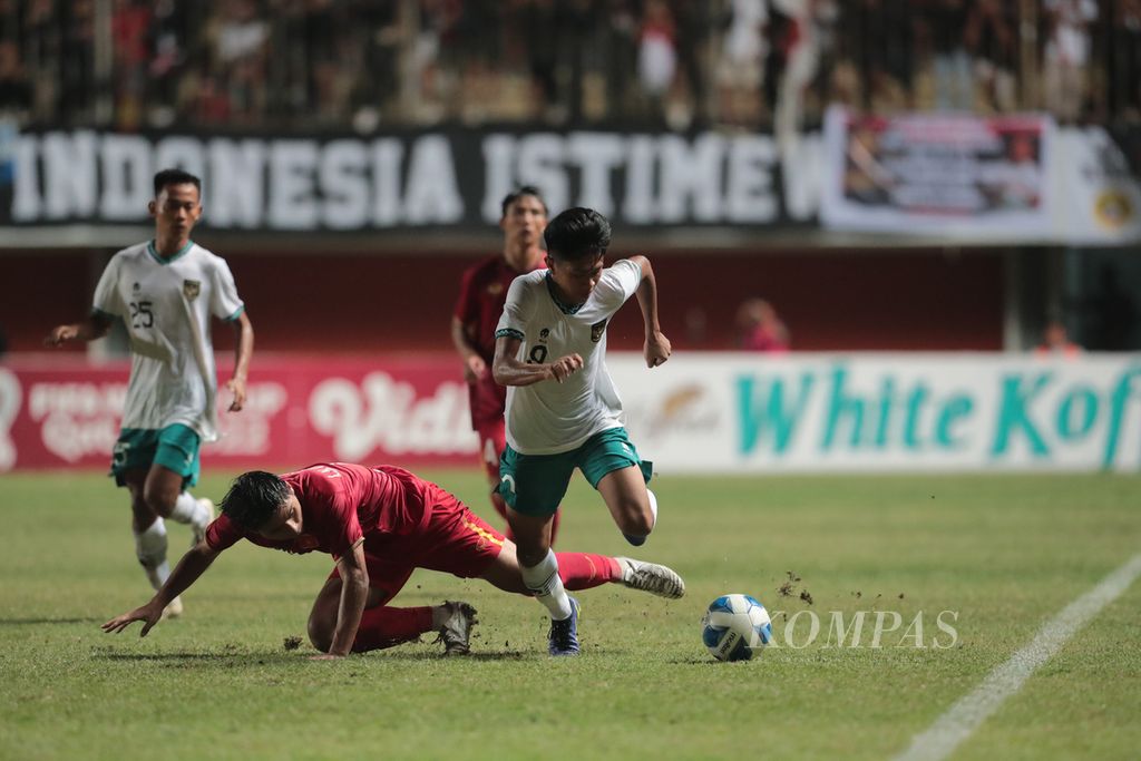 Indonesia's U-16 player Muhammad Kafiatur  Rizky overcomes the obstacles of Vietnam's U-16 players in the final of the U-16 AFF Cup at Maguwoharjo Stadium, Sleman, DI Yogyakarta, Friday (12/8/2022).