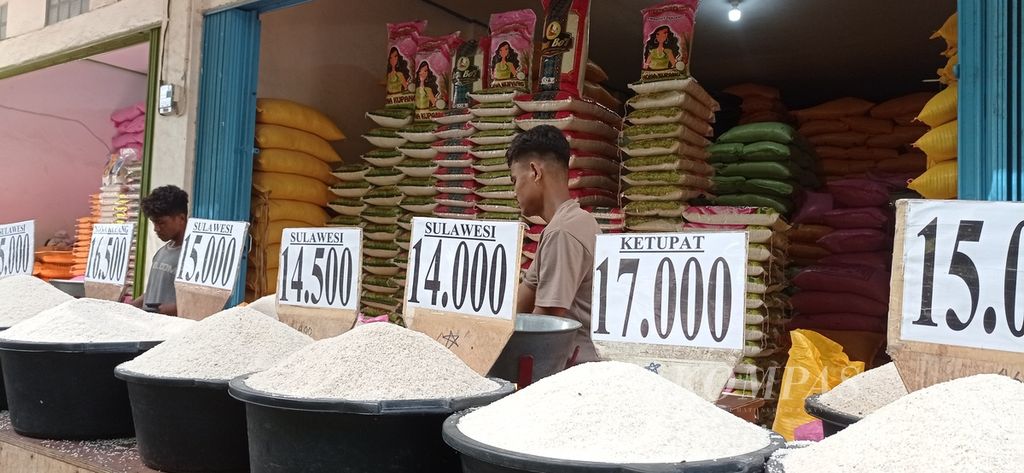 Beras dengan harga bervariasi tergantung kualitas dijual di Pasar Oesapa, Kota Kupang, Nusa Tenggara Timur, pada Minggu (18/2/2024). Harga beras medium Rp 17.000 per kilogram.