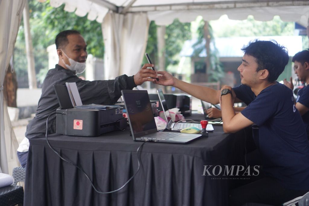 Petugas melayani warga yang melakukan verifikasi data dalam program mudik gratis Kementerian Perhubungan di Gelanggang Olahraga Bulungan, Jakarta, Sabtu (30/3/2024).