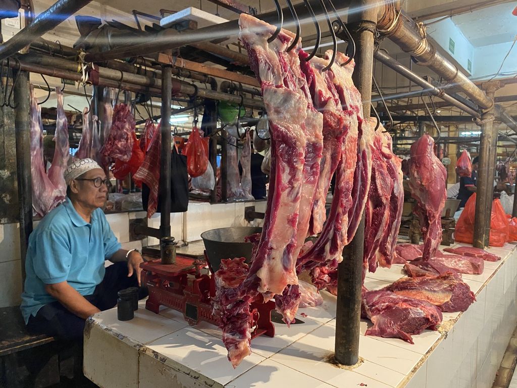 Usman Saliman (70) menunggu pembeli di lapak daging sapinya, Senin (13/3/2023). Selama lebih dari 30 tahun berdagang di Pasar Induk Kramat Jati, Jakarta, ia selalu mendulang keuntungan dari larisnya berjualan daging sapi, terutama menjelang hari raya. 