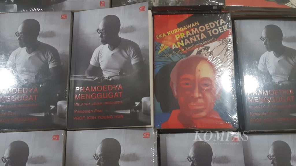 Deretan buku tentang Pramoedya Ananta Toer, termasuk buku <i>Pramoedya Menggugat, Melacak Jejak Indonesia</i> karya Koh Young Hun, profesor sastra dari Korea Selatan.