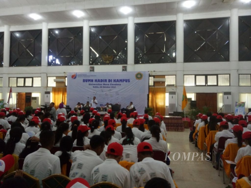 Seminar nasional yang disampaikan BUMN tetap menggunakan bahasa Indonesia. Hargai bahasa Indonesia sebagai bahasa resmi dan bahasa persatuan.