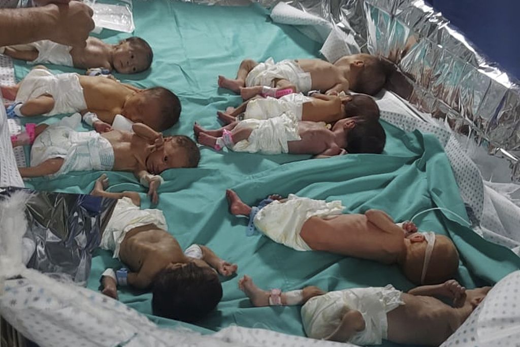 Foto yang dirilis Dr Marawan Abu Saada ini menunjukkan bayi-bayi Palestina yang lahir prematur di Rumah Sakit Shifa Kota Gaza, Minggu (12/11/2023). 