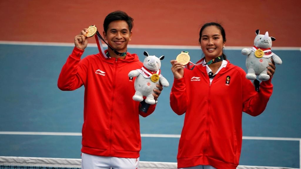 Indonesian mixed doubles pair, Christopher Rungkat/Aldila Sutjiadi, managed to give gold after defeating Thai pair, Luksika Kumkhum/Soncat Ratiwatana, in the mixed doubles final of the 2018 Asian Games tennis branch at the Tennis Arena, Jakabaring, Palembang, South.  Sumatra, Saturday (25/8/2018). 