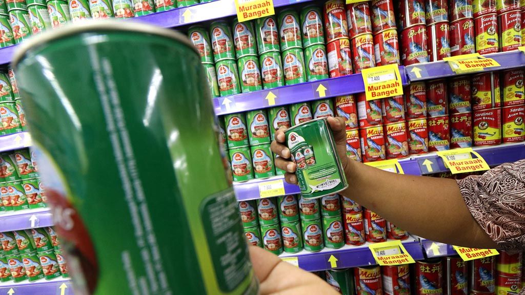 Regional Inflation Controlling Team (TPID) inspects canned fish products suspected of containing worms at a shopping mall in Kediri City, East Java, on Thursday (29/3). The inspection was done in anticipation of the distribution of hazardous canned fish products.