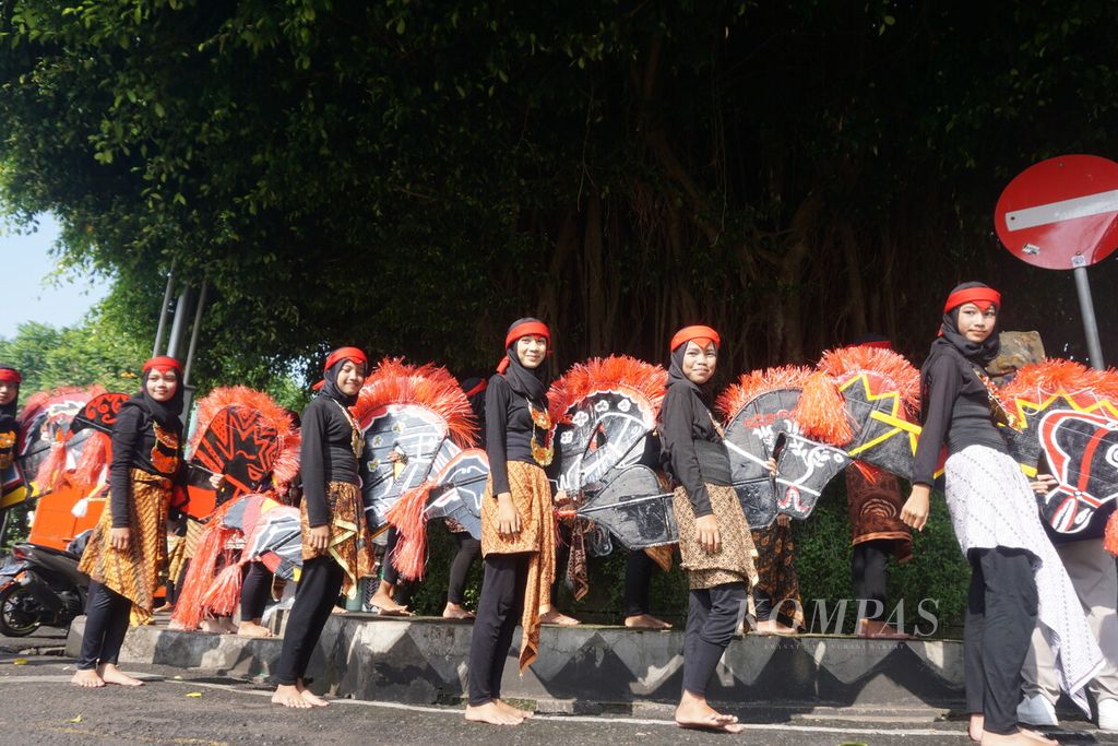 Siswa-siswi SMP N 1 Lumbir bersiap untuk menari tarian Ebeg Banyumasan di Alun-alun Purwokerto, Banyumas, Jawa Tengah, Selasa (2/5/2023). Tarian itu digelar untuk memeriahkan peringatan Hari Pendidikan Nasional.