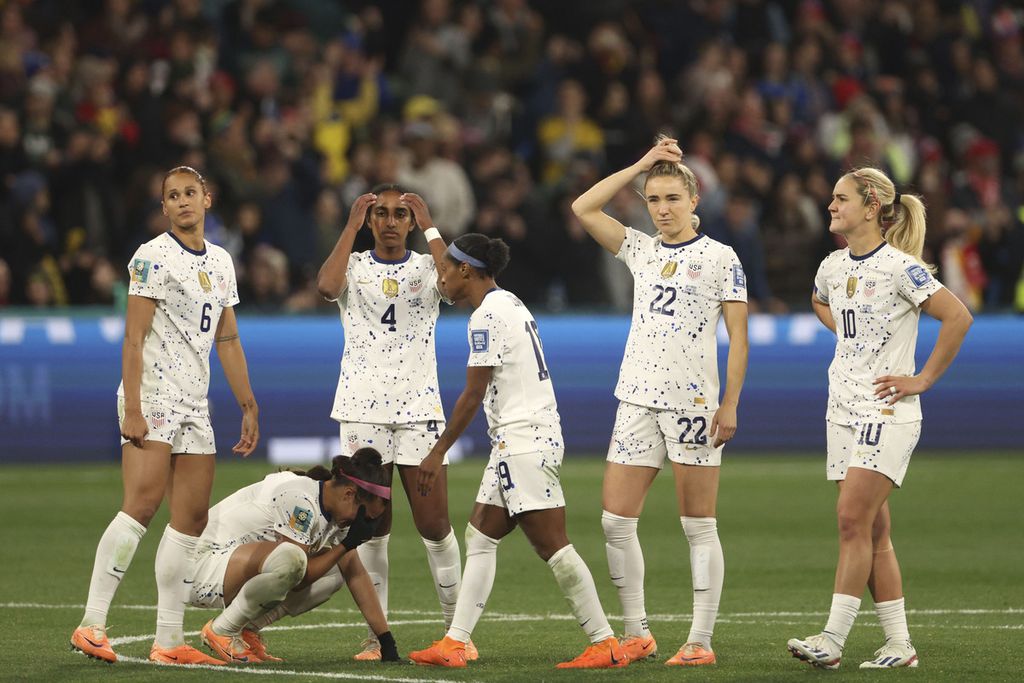 Ekspresi kecewa pemain AS setelah pertandingan 16 besar Piala Dunia Putri 2023 di Stadion AAMI Park, Melbourne, Australia, Minggu (6/8/2023). Swedia mengalahkan AS, 5-4, melalui drama adu penalti setelah hasil 0-0 dalam pertandingan selama 120 menit. 