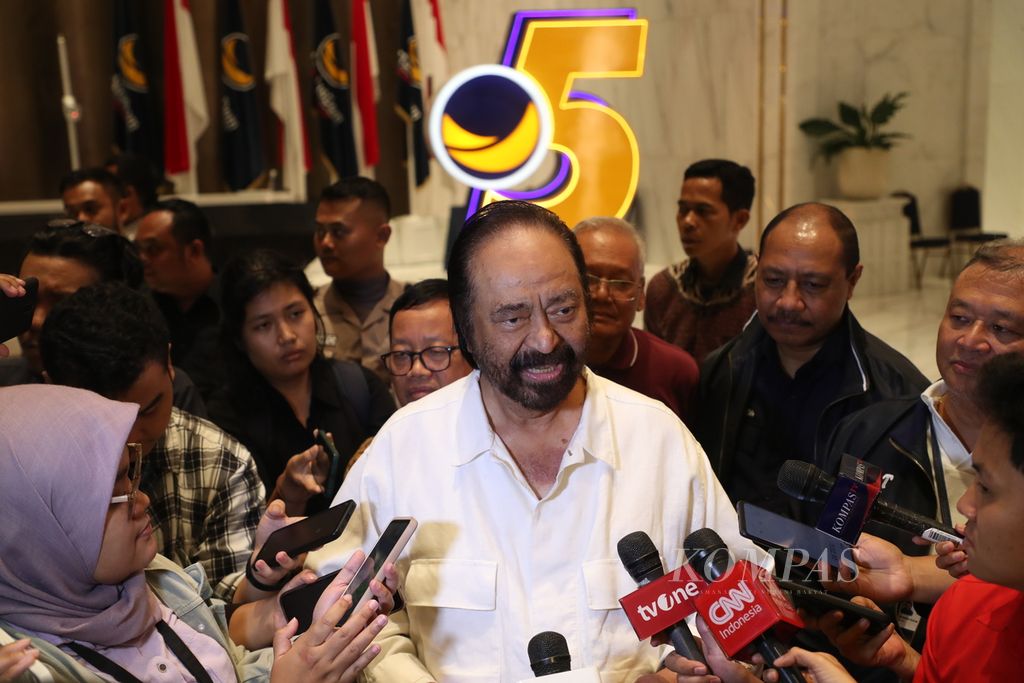 Ketua Umum Partai Nasdem Surya Paloh memberikan keterangan pers di Nasdem Tower, Jakarta, Kamis (31/8/2023). 