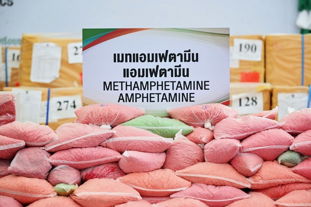 Pil-pil <i>methamphetamine </i>atau dalam bahasa setempat disebut "ya ba" dari sekitar 25 ton narkotika yang disita dipajang untuk dimusnahkan dengan dibakar pada peringatan PBB dalam Hari Internasional melawan Obat-obatan Terlarang dan Perdagangan Benda-benda Terlarang di kawasan Estate Industri Bang Pa-In di Ayutthaya, Thailand, 26 Juni 2020. 