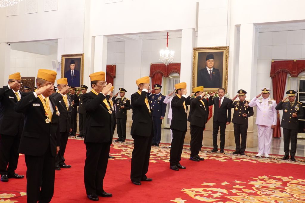 Presiden Joko Widodo melantik anggota Dewan Pimpinan Pusat dan Dewan Pertimbangan Pusat LVRI periode 2022-2027 di Istana Negara, Jakarta, Rabu (22/11/2023). 