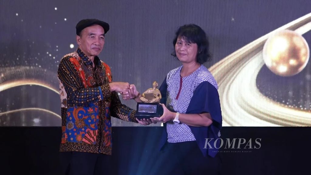 Pemimpin redaksi media perempuan konde.co, Luviana Ariyanti, saat menerima apresiasi sebagai wartawan terbaik dalam acara Anugerah Dewan Pers 2023 di Jakarta, Jumat (10/11/2023).