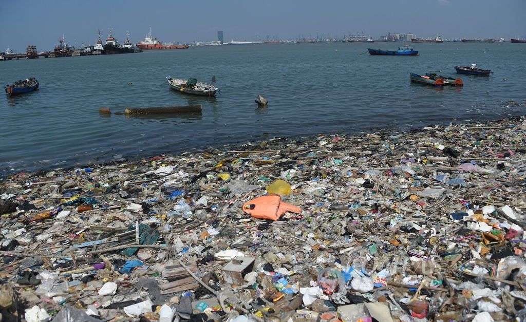 Pantai tercemar sampah di sekitar Pelabuhan Kamal, Kabupaten Bangkalan, Jawa Timur, awal Juni 2021.