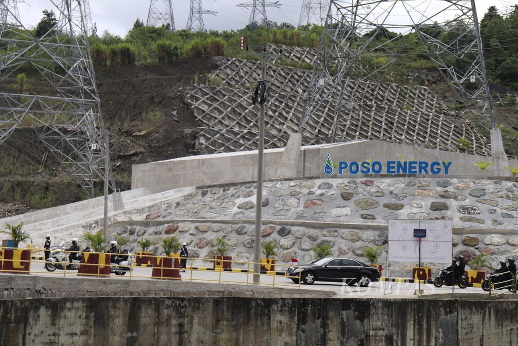 Presiden Joko Widodo dengan kendaraan melintas di salah satu area di kompleks pembangkit listrik tenaga air milik PT Poso Energy di Desa Sulewana, Kecamatan Pamona Utara, Kabupaten Poso, Sulteng, Jumat (25/2/2022). Presiden Jokowi meresmikan pengoperasian PLTA yang menghasilakn 515 MW energi listrik tersebut.