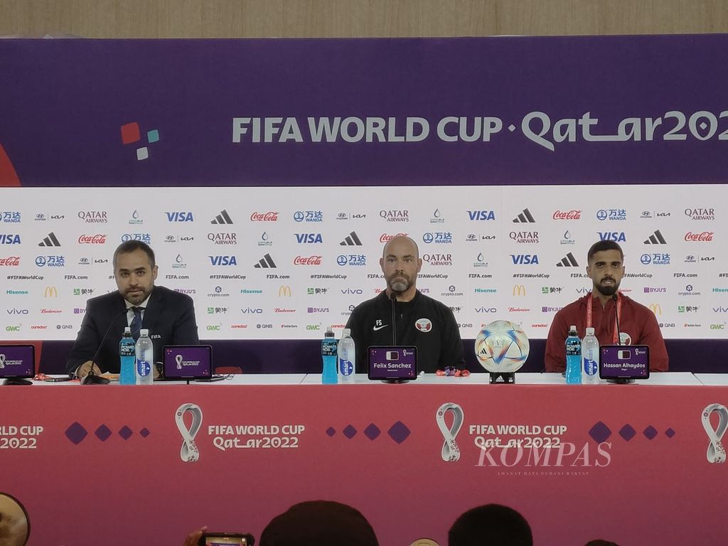 Pelatih Qatar Felix Sanchez (tengah), ditemani gelandang dan kapten Qatar, Hassan Al-Haydos, menjalani konferensi pers jelang laga pembuka kontra Ekuador, Sabtu (19/11/2022), di Doha, Qatar. 