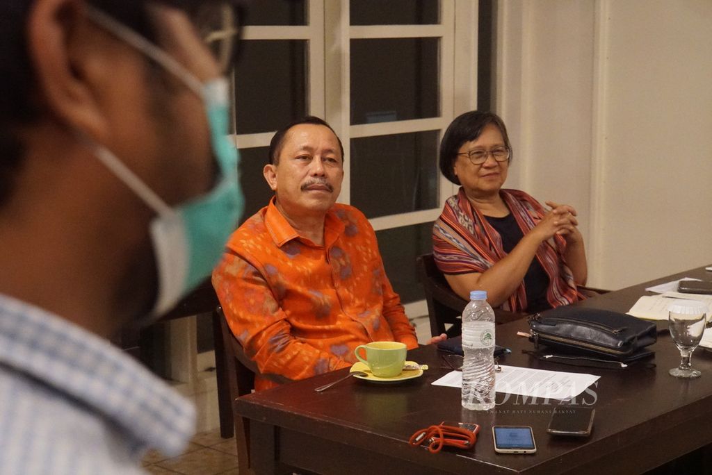 Ketua Komisi Nasional Hak Asasi Manusia (Komnas HAM) Ahmad Taufan Damanik (kiri) dan Komisioner Pengkajian dan Penelitian Komnas HAM Sandra Moniaga menggelar jumpa pers tentang potensi pelanggaran HAM di Pulau Sangihe, Senin (28/3/2022), di Manado, Sulawesi Utara. Kedatangan perusahaan tambang emas ke Pulau Sangihe yang tergolong pulau kecil dikhawatirkan akan melanggar hak dasar masyarakat, seperti hak atas keamanan dan lingkungan hidup yang baik.