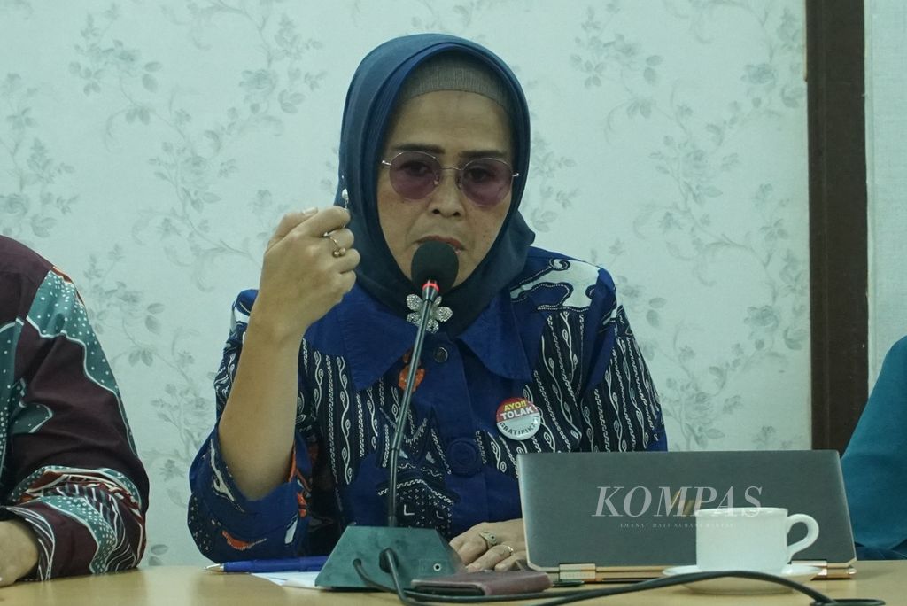 Kepala Dinkes Sumatera Barat Lila Yanwar ketika memberikan keterangan pers tentang kasus gangguan ginjal akut pada anak di kantornya, Padang, Sumbar, Kamis (20/10/2022).