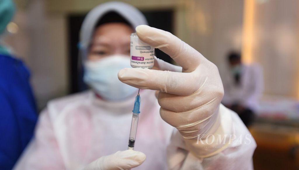 Vaksinator menyiapkan vaksin AstraZeneca yang saat vaksinasi massal kepada kiai Nahdlatul Ulama (NU) yang dihadiri oleh Menteri Kesehatan Budi Gunadi Sadikin di Kantor PWNU Jawa Timur, Surabaya, Jawa Timur, Selasa (23/3/2021). Sekitar 100 kiai NU di Jawa Timur disuntik vaksin Covid-19 AstraZeneca pada kesempatan tersebut. Vaksin COVID-19 AstraZeneca pertama kali digunakan di Sidoarjo pada Senin (23/3/2021) dan dihadiri langsung oleh Presiden Joko Widodo. 