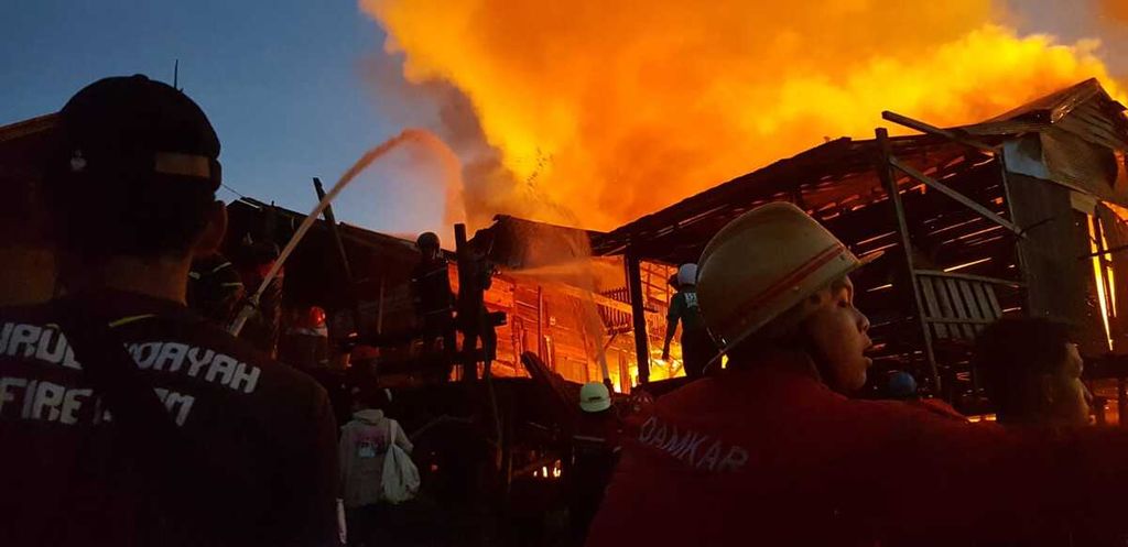 Tim gabungan pemadam kebakaran berusaha memadamkan api yang melahap puluhan rumah di komplek Flamboyan Bawah, Kota Palangkaraya, Kalimantan Tengah, Selasa (1/8/2023).