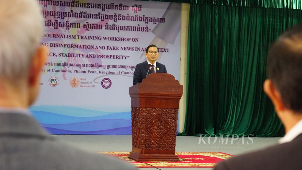 Direktur Jenderal International Relations Institute of Cambodia memberikan sambutan dalam diskusi tentang peran media dalam memerangi hoaks bertajuk &quot;The Role of Media in Combating Disinformation and Fake News in the AI Context for Regional Peace, Stability and Prosperity&quot; di Royal Academy of Cambodia, Phnom Penh, Kamboja, Kamis (6/6/2024).  