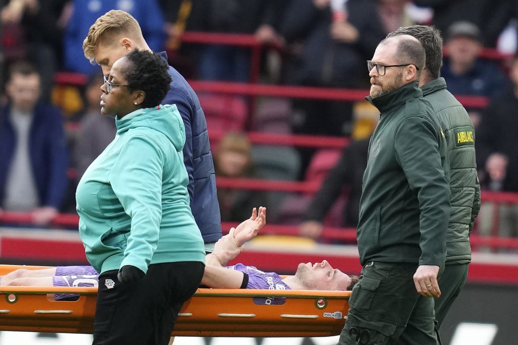 Penyerang Liverpool, Diogo Jota, ditandu keluar karena cedera saat laga melawan Brentford, Sabtu (17/2/2024). 