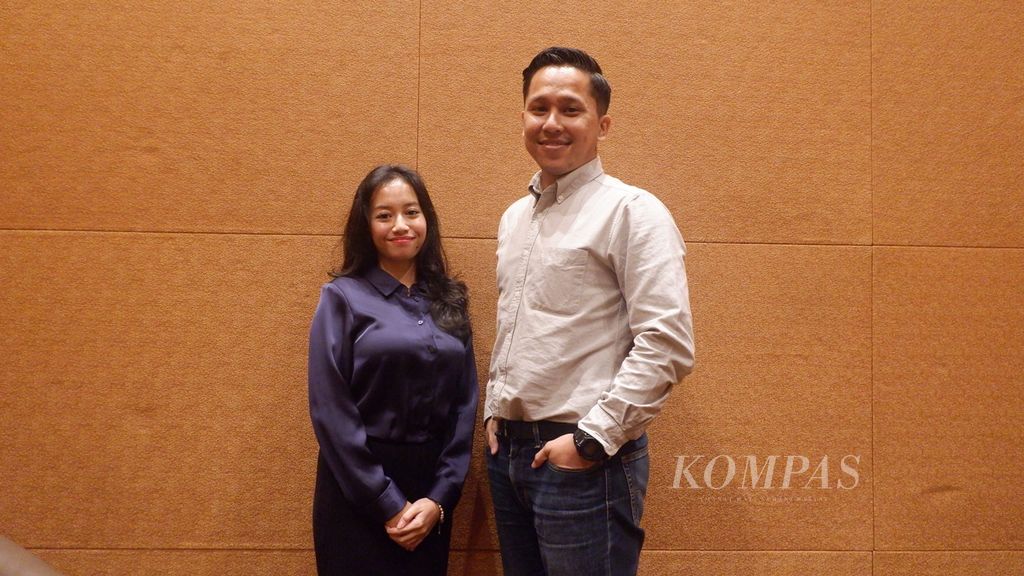 Muhammad Fauzal Rizki (right) and Hana Purnawarman (left) while attending the 2024 Asian Philanthropy Conference or Philanthropy Asia Summit (PAS) at Expo Sands &amp; Convention Centre, Marina Bay Sands, Singapore, Tuesday (16/4/2024). They are the founders of Sampangan, a start-up company that processes waste into active carbon products.