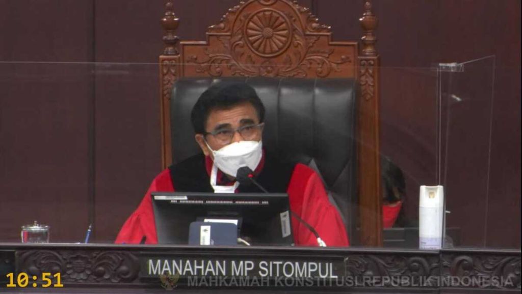 Hakim konstitusi Manahan MP Sitompul