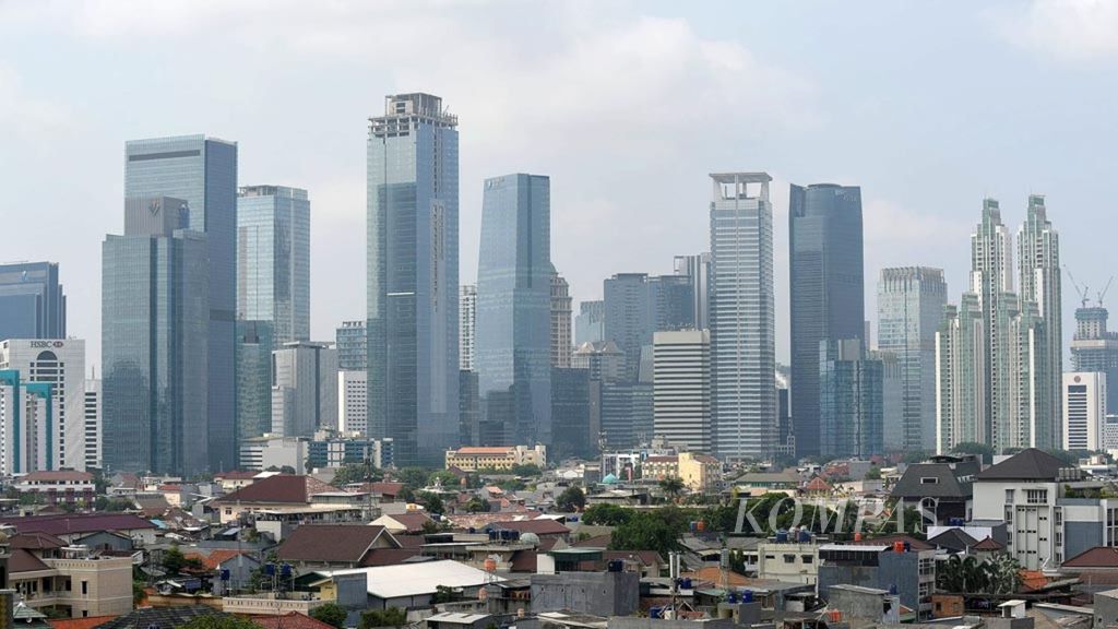 Gedung-gedung bertingkat yang terdiri dari perkantoran, hotel, dan apartemen di Jakarta, Rabu (9/1/2019). 