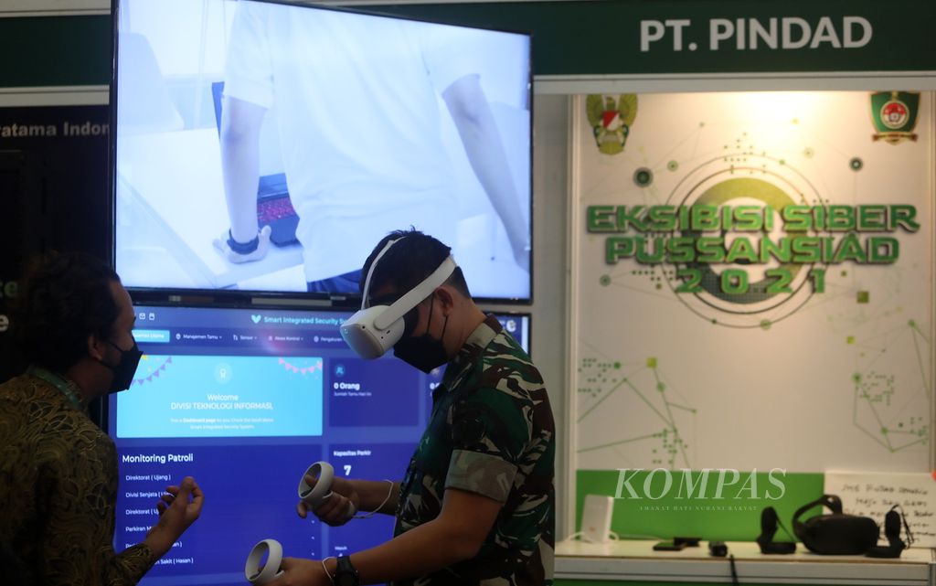 Anggota TNI menjajal teknologi <i>virtual reality</i> Simulation of Firearm SS2 V4 HB dalam Eksibisi Siber Pussansiad 2021 di Hotel Santika, Slipi, Jakarta, Rabu (24/11/2021). Pameran yang diikuti sejumlah perusahaan yang mengembangkan teknologi siber ini digelar Pusat Sandi dan Siber TNI Angkatan Darat.