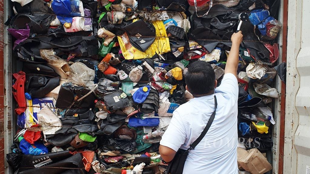 Tim gabungan dari Kantor Pelayanan Utama Bea dan Cukai Tipe B Batam, Kementerian Lingkungan Hidup dan Kehutanan, serta Dinas Lingkungan Hidup Kota Batam, Rabu (19/6/2019), telah mengambil 56 sampel dari total 65 kontainer pengangkut sampah plastik yang diduga terkontaminasi limbah bahan berbahaya dan beracun di Pelabuhan Batu Ampar, Batam, Kepulauan Riau. 
