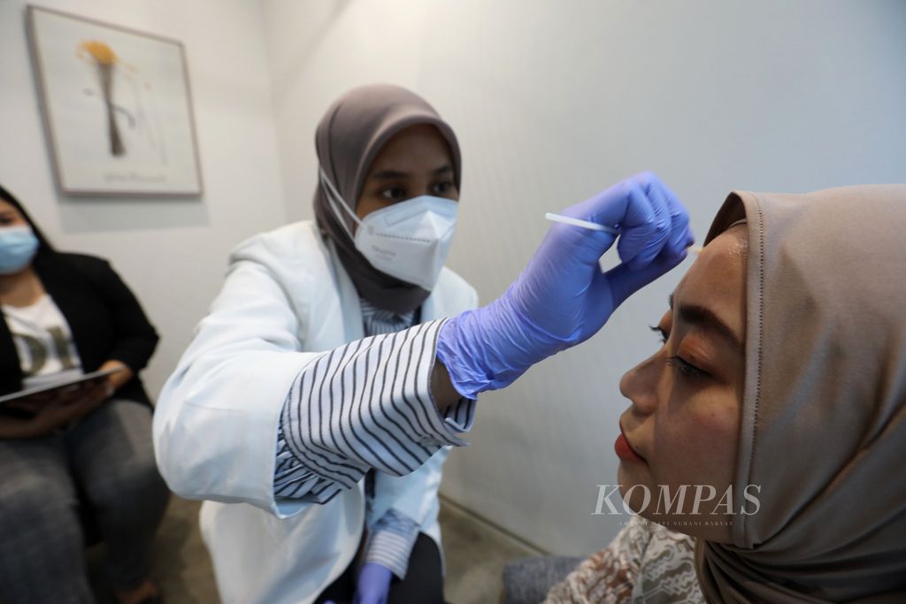 Anggota staf bagian analis riset mengambil sampel dengan tes usap pada wajah untuk meneliti kandungan bakteri dan jamur di klinik Nusatic di kawasan Kebayoran Baru, Jakarta Selatan, Sabtu (14/1/2023).