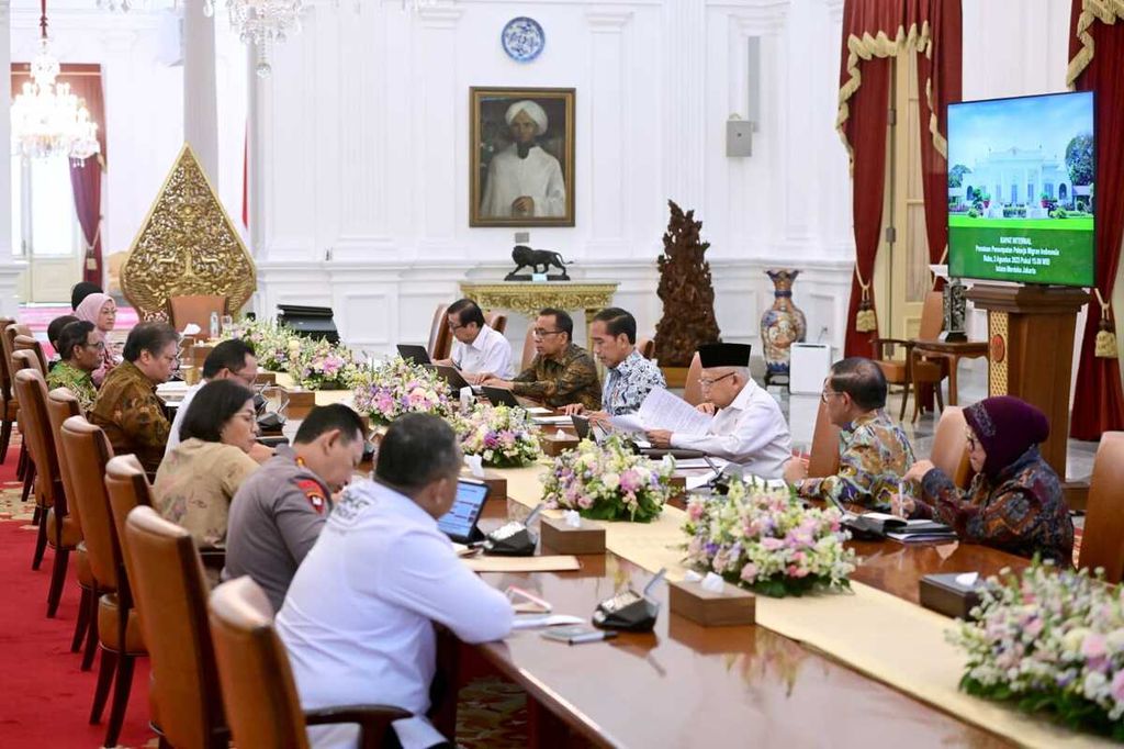 Suasana rapat terbatas bersama sejumlah Menteri Kabinet Indonesia Maju di Istana Merdeka, Jakarta, pada Rabu (2/8/2023).
