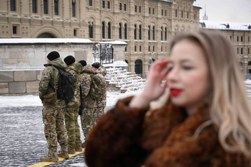 Sekelompok orang menggunakan kostum kamuflase di Red Square, Mokswa, Rusia, 1 Desember 2023.  