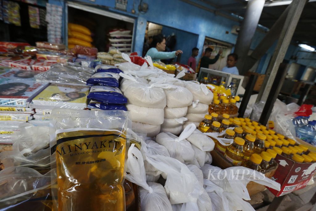 Pedagang bahan pangan melayani pelanggannya di Pasar Lama Kefamenanu, Kabupaten Timor Tengah Utara, Nusa Tenggara Timur, Senin (5/6/2023).