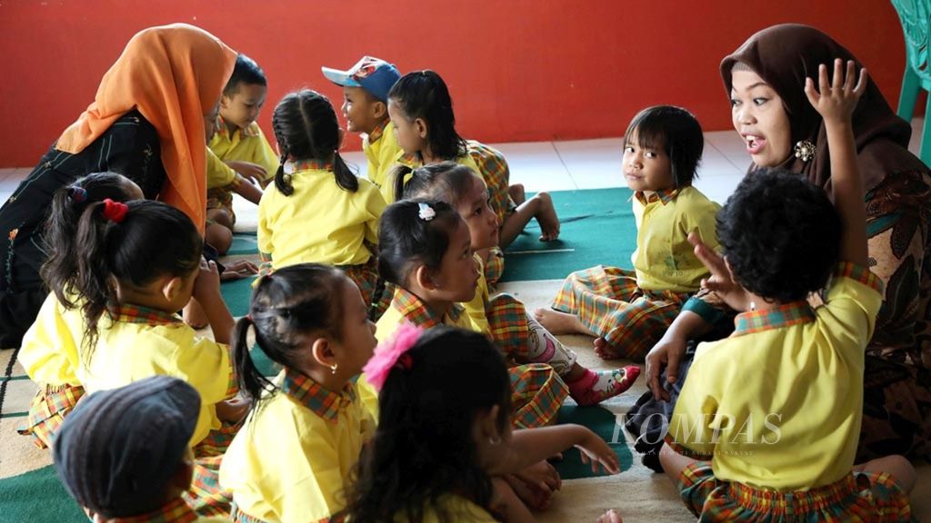 Anak-anak mengikuti pendidikan anak usia dini (PAUD) di PAUD Mawar, Duren Sawit, Jakarta, Senin (21/5/2018). Optimalisasi kegiatan bermain dan belajar di PAUD turut menentukan mutu pendidikan lanjutan di bangku pendidikan sekolah tingkat dasar.