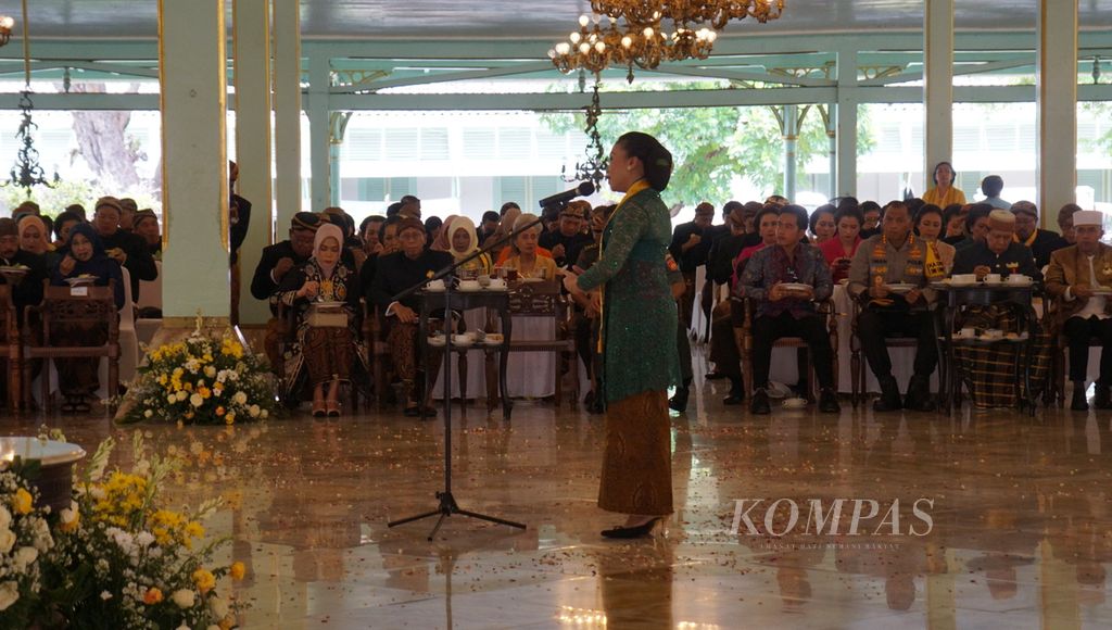 Peni Candra Rini, komposer musik tradisi, tampil mempersembahkan tembang "Bedhaya Kumudha Djiwo" dalam peringatan ke-2 kenaikan takhta Pemimpin Pura Mangkunegaran KGPAA Mangkunegara X, di Pura Mangkunegaran, Kota Surakarta, Jawa Tengah, Senin (19/2/2024). 