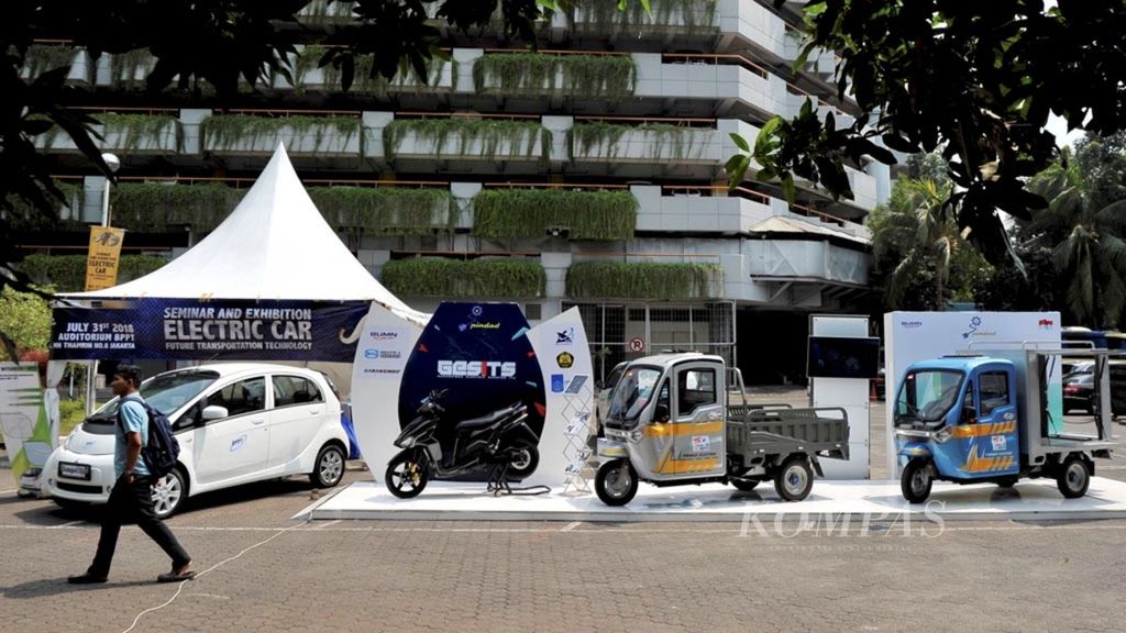 Sejumlah purwarupa kendaraan listrik, seperti sepeda motor listrik dan kendaraan angkutan barang serbaguna, dipamerkan di Badan Pengkajian dan Penerapan Teknologi (BPPT), Jakarta, Selasa (31/8/2018).