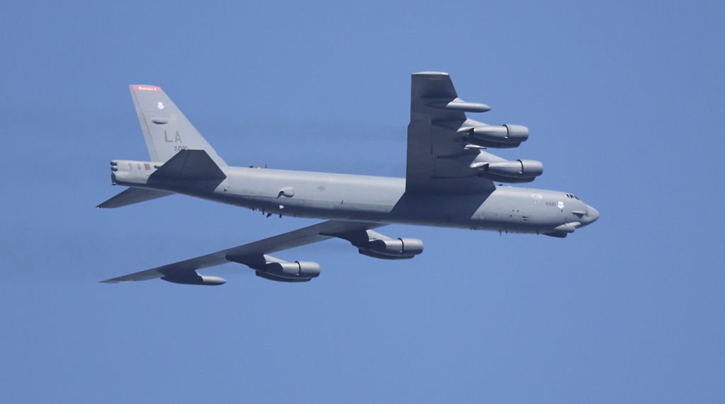 Sebuah pesawat pengebom B-52 Angkatan Udara AS terbang selama Pameran Dirgantara dan Pertahanan Internasional Seoul 2023 di Pangkalan Udara Seoul di Seongnam, Korea Selatan, pada 17 Oktober 2023. 